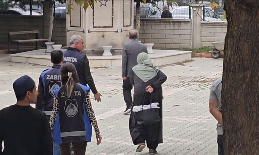 Cuma çıkışında zabıtayı görünce bel ağrısını unutan kişi hızla uzaklaştı