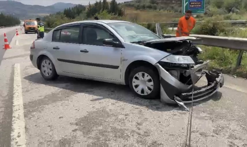 Yağmurda kayganlaşan yolda kontrol kaybı sonucu bariyere çarptı: 4 yaralı