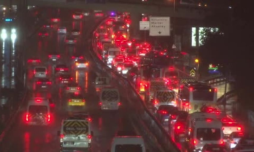 Şiddetli sağanak İstanbul'da trafiği kilitledi