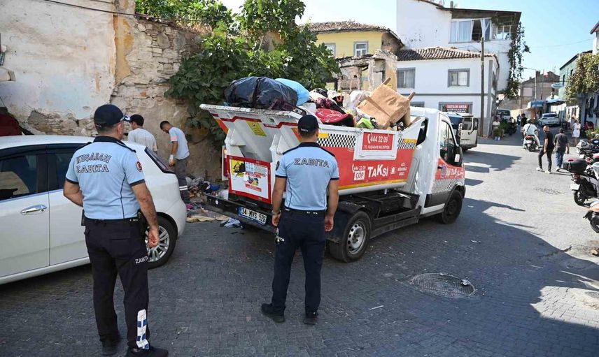 Kuşadası'nda sokaklara istiflenen hurdaya zabıta müdahalesi