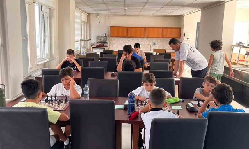 Sinop'ta genç hamleler: İlköğretim Haftası satranç turnuvasında strateji öne çıktı