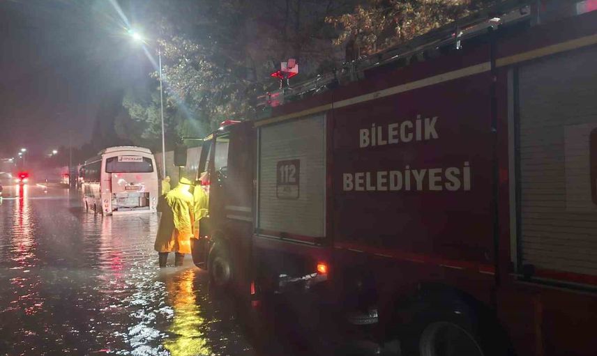 Hızlı müdahale sayesinde organize sanayide su birikintisinde mahsur kalan servis kurtarıldı