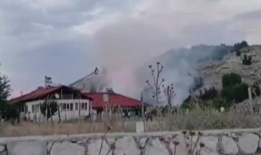 Samanlıktan sıçrayan yangın komşu evi kullanılamaz hale getirdi