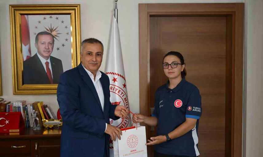 Bursalı genç okçu Fatma Nisa'ya makam ziyareti ve teşekkür belgesi