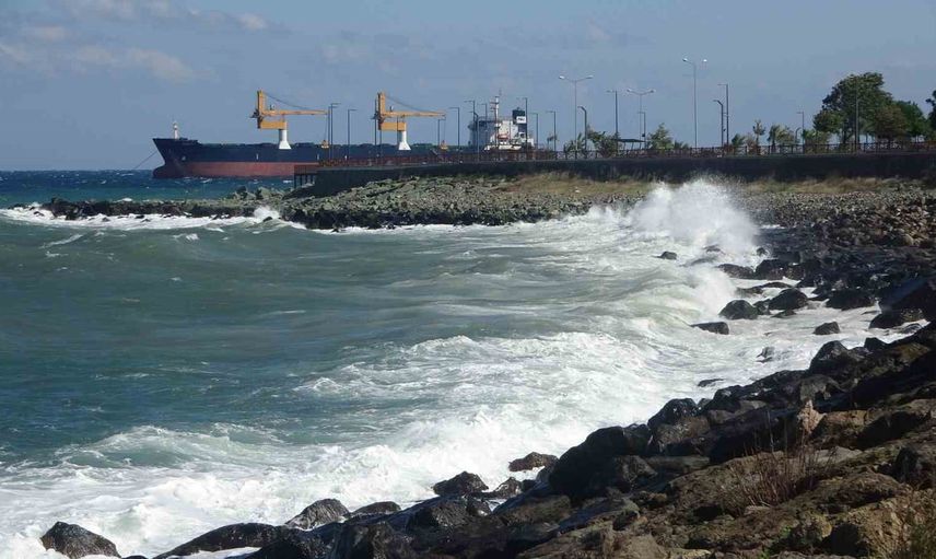 Doğu Karadeniz'de fırtına kıyı yaşamını olumsuz etkiliyor