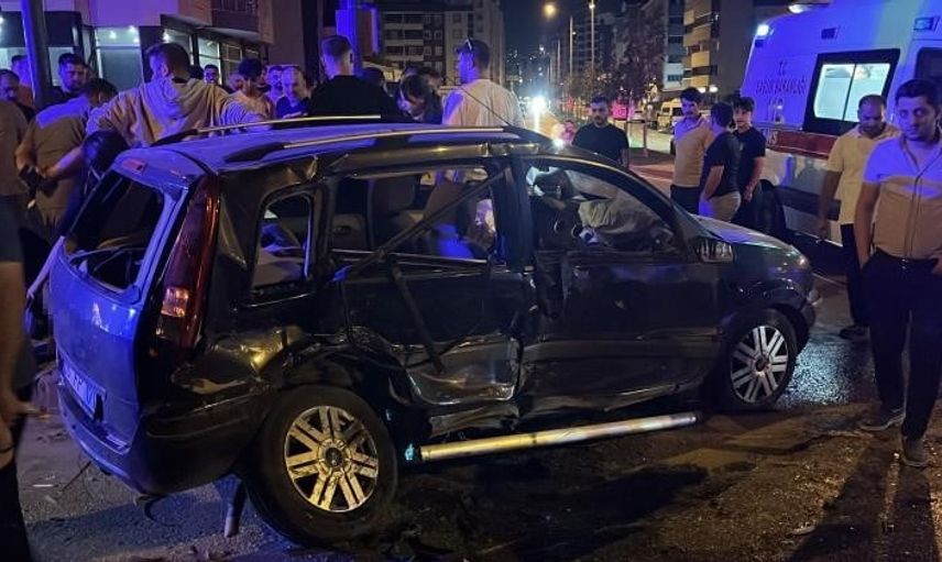 Bursa'da ters yöne çıkışın neden olduğu ana arter kazasında 7 kişi yaralandı