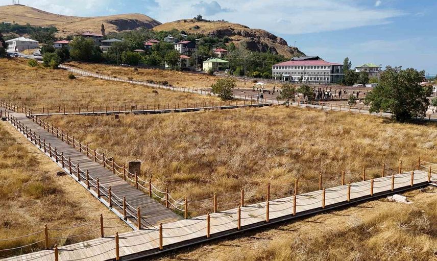 Gevaş’te taşlar yeniden hayat buluyor: Selçuklu mezarlığı ve Halime Hatun Kümbeti onarılıyor