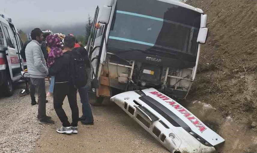 Yol kenarındaki kayalıklara çarpan midibüste dokuz kişi yaralandı