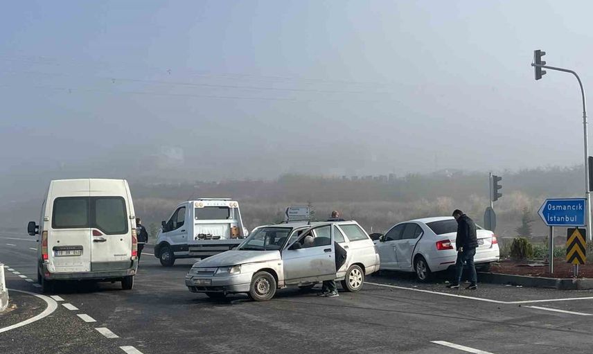 Çorum-Osmancık kavşağında çarpışma: üç kişi yaralandı