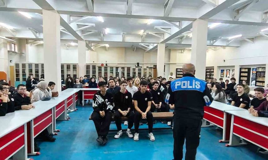 Lisede trafik bilinci: polis öğrencilerle güvenliği konuştu