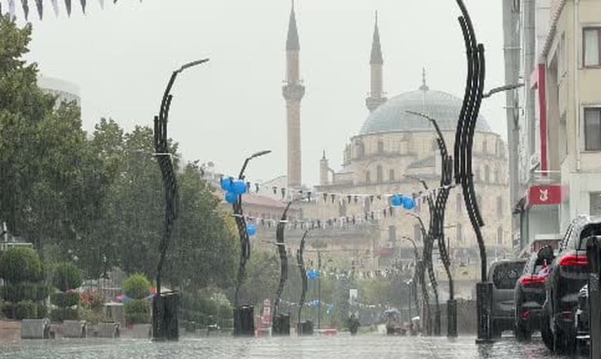 Bolu’da sabah aniden bastıran sağanak yaşamı etkiledi