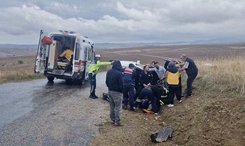 Alaca'da yağışta kayan otomobil devrildi: 2 yaralı