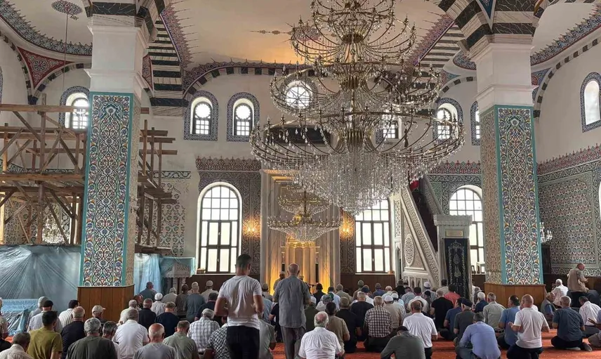 Büyük camide deprem şehitleri için Kur’an ziyafeti ve dualar