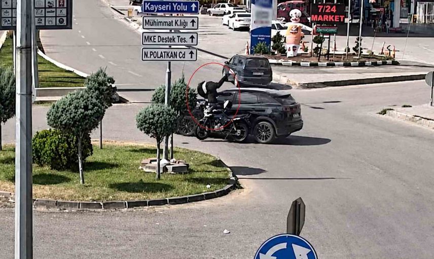 Kavşakta çarpışma anı kameraya yansıdı: motosiklet sürücüsü yola savruldu