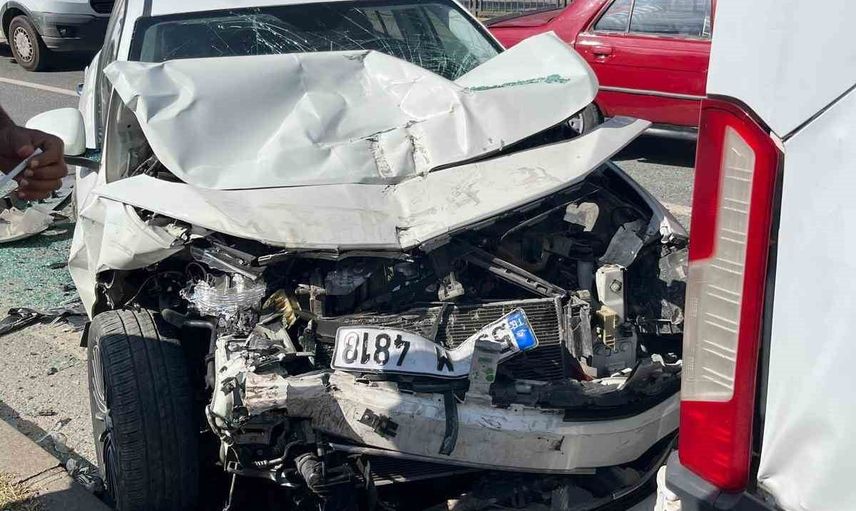 Atakum'da arkadan çarpma sonucu minibüste dört kişi yaralandı