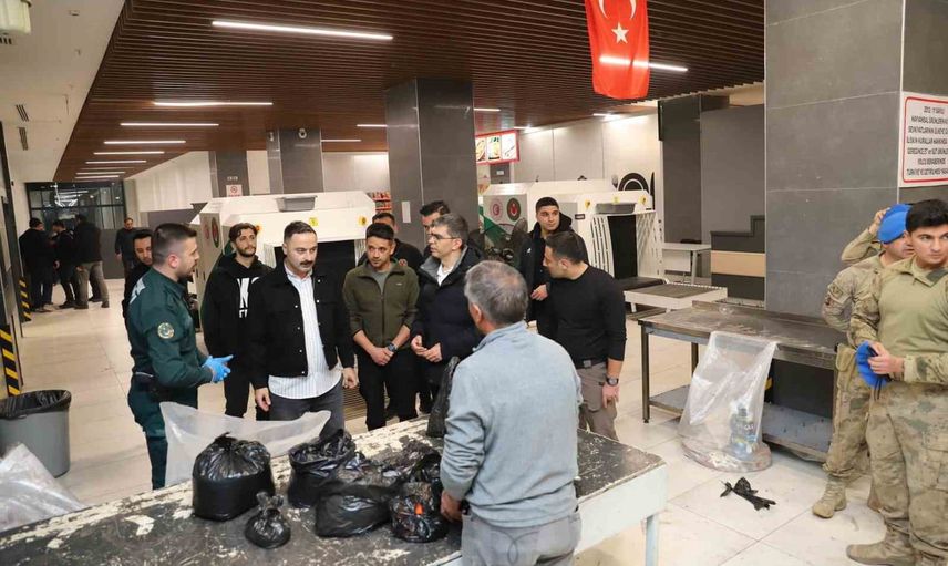 Sınır kapısında yerinde inceleme: Doğubayazıt kaymakamı Mustafa Ayvat Gürbulak Gümrük Kapısı'nda