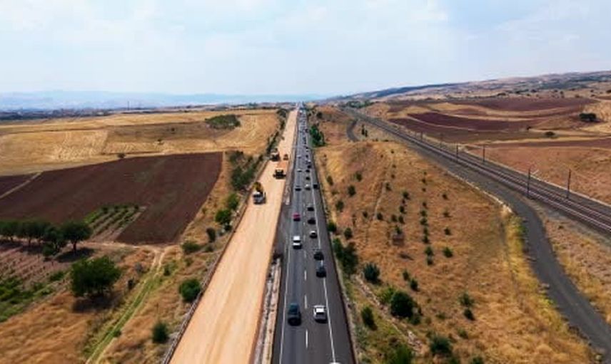 Yol çalışması nedeniyle iki yönlü trafikte kamyonet çarpıştı, 5 yaralı