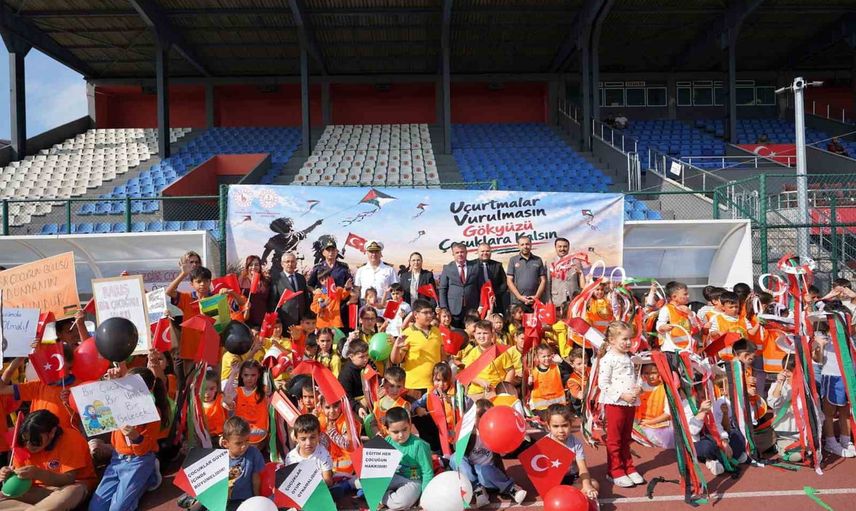 Bartın'da öğrenciler gökyüzünden barış mesajı verdi