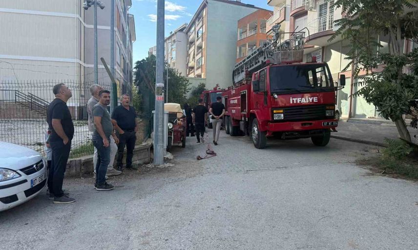 Serik'te balkon alevleri eve sıçramadan kontrol altına alındı