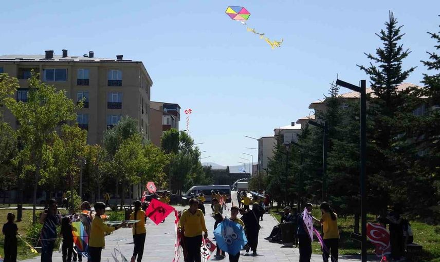 Karslı öğrenciler uçurtmalarını Gazze’deki çocuklara selam olarak gökyüzüne saldı