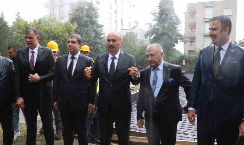Kine Em Parkı'nda emekliler lokali için ilk çivi çakıldı