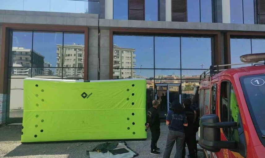 Ücret sözüyle ikna edilen işçi inşaatın son katından indirildi