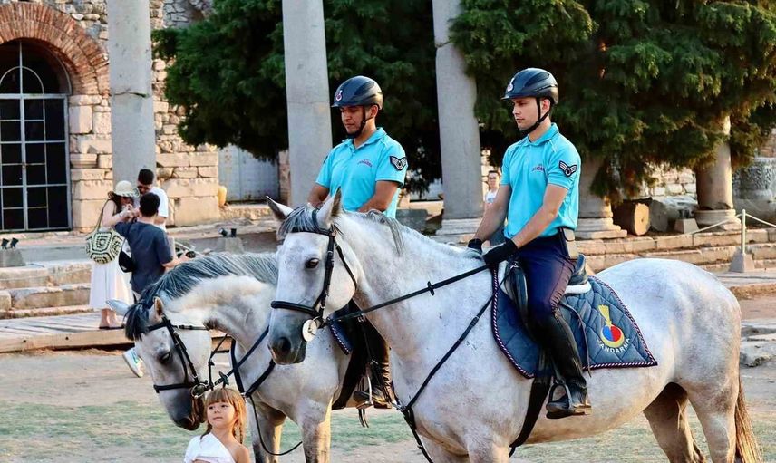 Sahillerde at sırtında devriye: İzmir'de atlı jandarma ilgi görüyor
