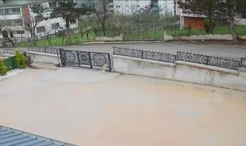 Korgan'da güvenlik kamerasına yansıdı: bahçe kapısından fırlayan köpeğe çarpıp kaçan sürücü, 10 yaşındaki kız bayıldı