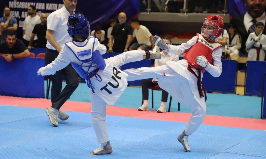 Genç taekwondocular Karabük'te Türkiye şampiyonluğuna adım attı