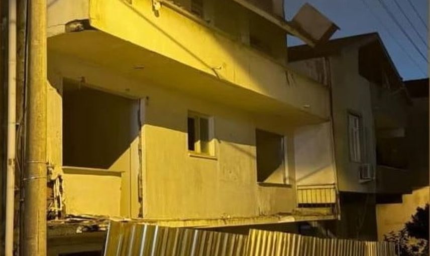 Boşaltılan binanın balkonu darıca'da çökünce çevre tahliye edildi