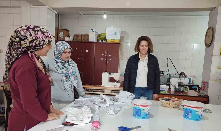 Altıntaş'ta kadın terziliği kursunda beceriler iş imkânına dönüştürülüyor