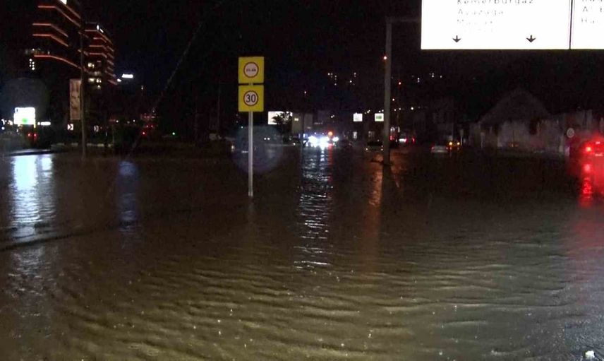 Sarıyer'de sağanak hayatı aksattı, Kemerburgaz Caddesi su altında kaldı