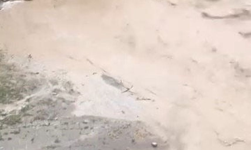 Karakaya'da sağanak köprü altındaki aracı sıkıştırdı, yolcular arka camdan çıkarıldı
