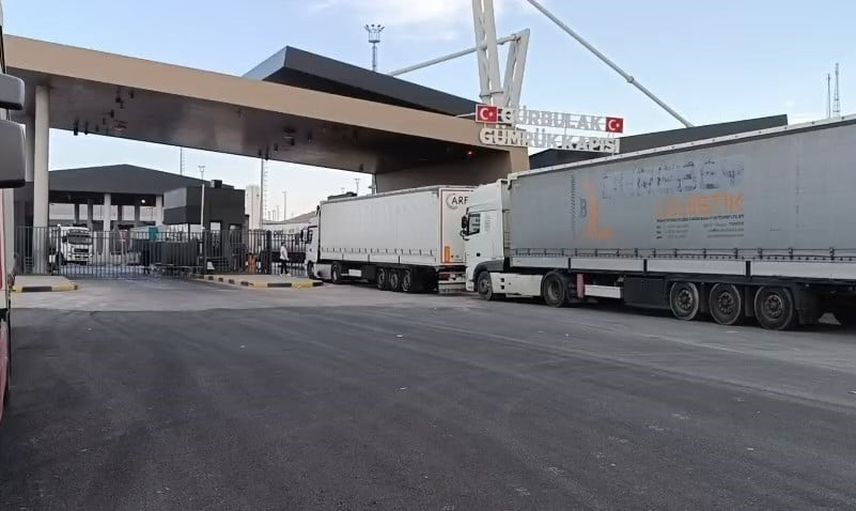Gürbulak'ta sınır geçişlerinde bekleyiş: tırlar yolda kuyruk oluşturdu