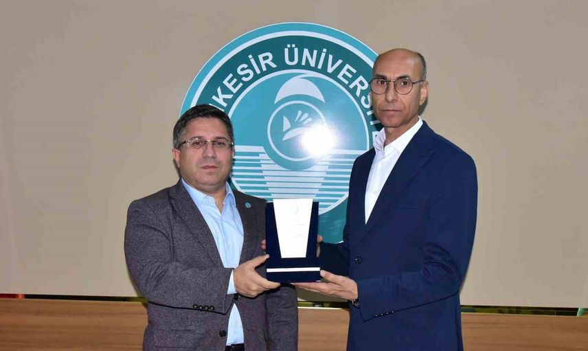 Eğitime ses veren bağış: İbrahim Duru'ya rektörlükte plaket