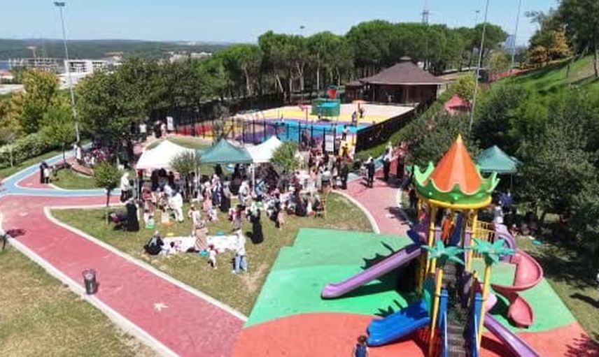 Çamurdan dondurmaya: Gaziosmanpaşa'da çocuklar ve aileler şenlendi