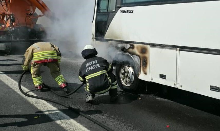 Hatay'da seyir halindeki otobüste çıkan yangın itfaiyenin müdahalesiyle söndürüldü