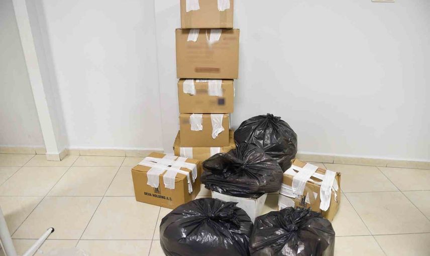 Adana'da kozmetik merkezinde kilitli odalarda kaçak botoks ve reçeteli ilaçlar ele geçirildi