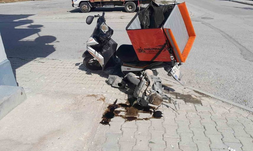 Karapınar'da kavşakta otomobil ile motosiklet çarpıştı: motosiklet sürücüsü yaralandı