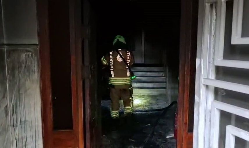 Kadıköy'de 8 katlı binada yangın: itfaiye pencereden 14 kişiyi tahliye etti