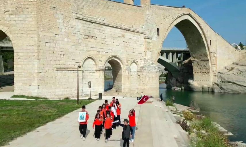 Köprüde coşku: Çatakköprü öğrencileri cumhuriyeti tarihi mekânda kutladı