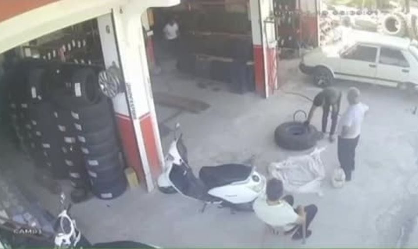 Tamir sırasında patlayan lastik işçiyi savurdu, yara almadan kurtuldu