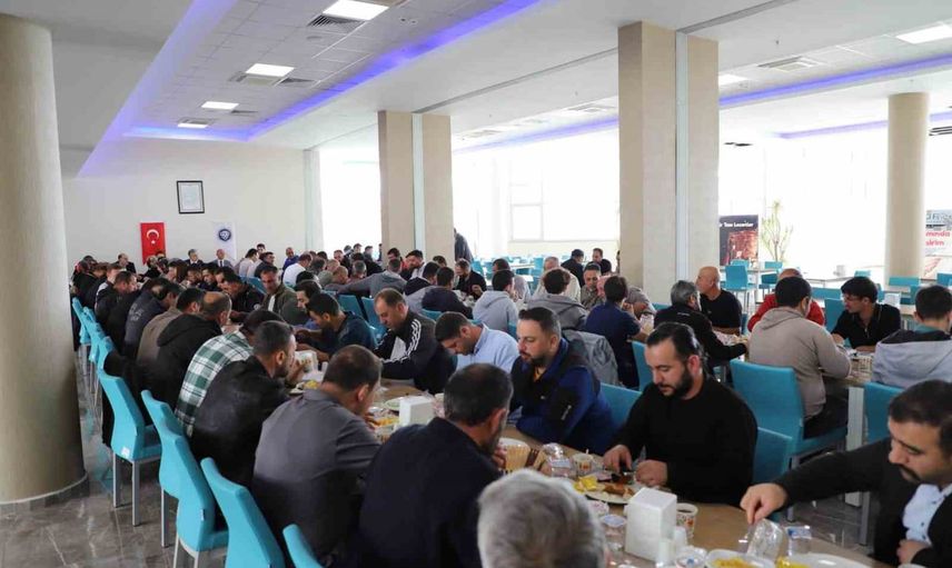 Rektör Kuyrukluyıldız birlikte çalışmanın önemini personelle kahvaltıda vurguladı