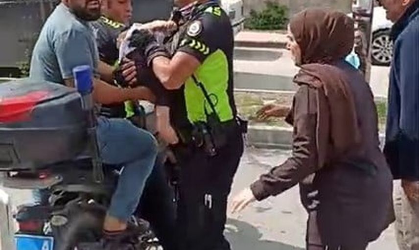 Serinyol'da motorize polis, bilinci kapanan bebeği babasının kucağında hastaneye taşıdı