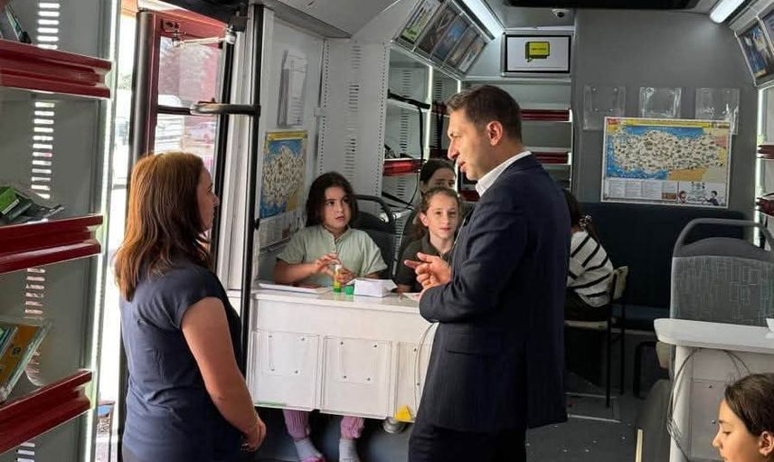 Aydıntepe’de gezici kütüphane buluşması: Deniz Yıldırım çocuklarla okuma sevinci paylaştı