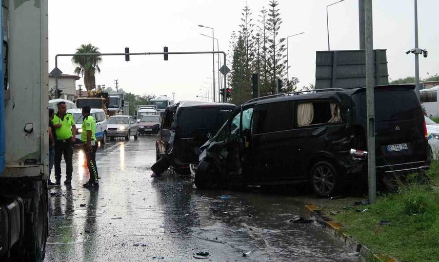 manavgat'ta kırmızı ışık ihlali sonucu zincirleme kaza: 3 yaralı