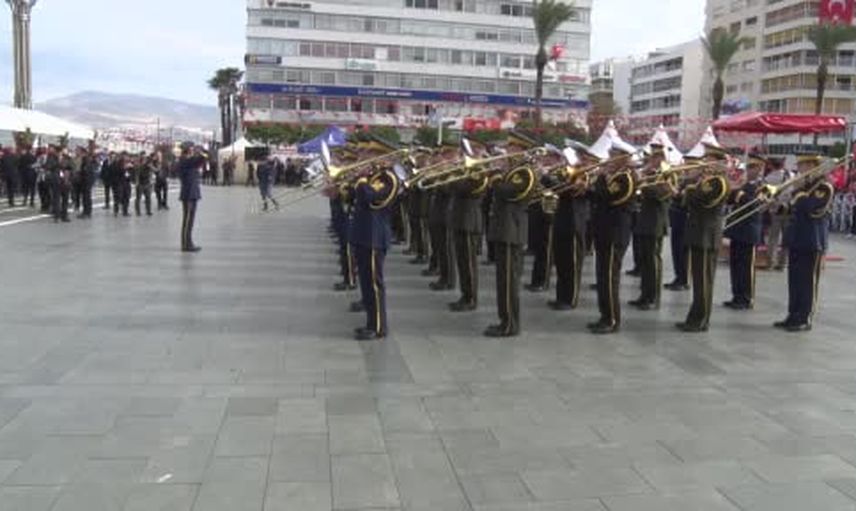 İzmir'de cumhuriyetin 103. yılı meydanda buluştu