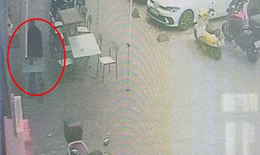 Para istediği reddedilince dükkan önündeki masayı devirdi