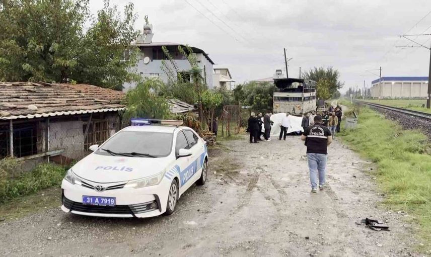 Hatay'da hemzemin geçitte kaza: anne hayatını kaybetti, oğlu hastanede