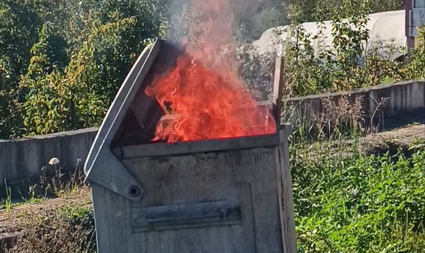 Mahalle halkı çöp konteynerindeki alevleri bidon ve kovalarla söndürdü